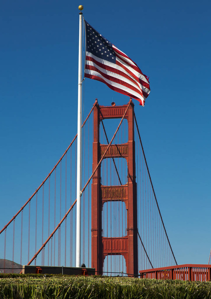 Golden Gate Bridge en California, y el mar azul
 - Foto, Imagen