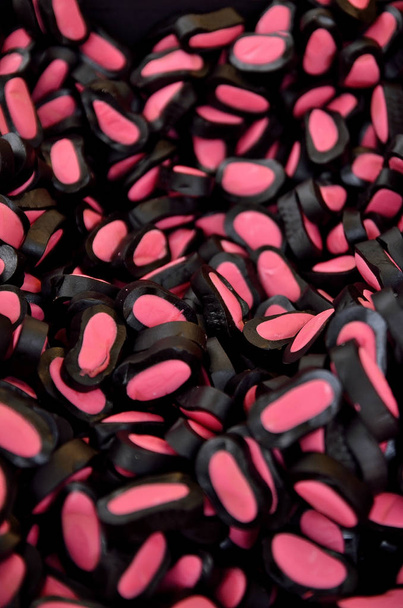 конфеты из лакрицы с клубничным красным сердцем
 - Фото, изображение