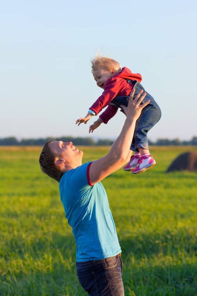 Babası onun mutlu bebek gökyüzünde atar. Sevgi ve mutluluk - Fotoğraf, Görsel