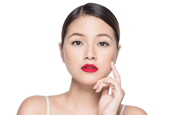 Verbazingwekkende Aziatische vrouw portret retro make-up rode lippen met perfecte huid - Foto, afbeelding