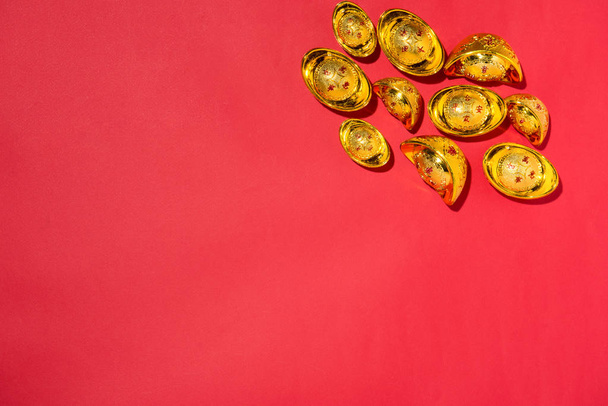 Decoraciones chinas de año nuevo sobre fondo rojo con manchas de oro. Texto significa Rico
. - Foto, Imagen