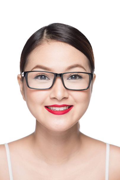 Schönheit asiatische Modell Mädchen mit perfekter Haut trägt eine Brille, isoliert auf weißem Hintergrund.  - Foto, Bild