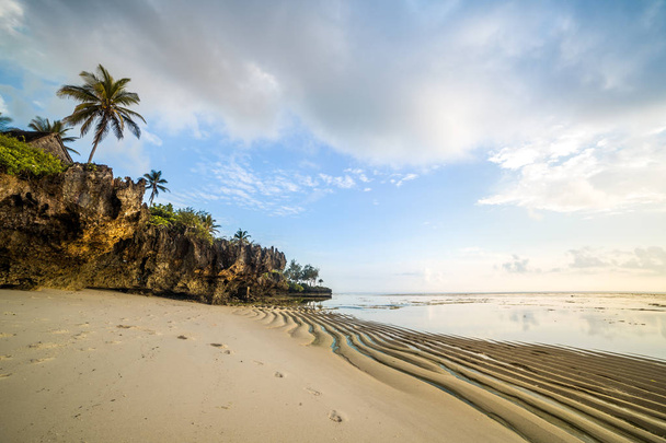 Paradijs strand met wit zand en palmen - Foto, afbeelding