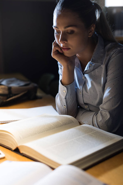 Woman studying late at night - Foto, afbeelding