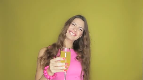 Gelukkige vrouw feesten met een drankje in haar hand - Video