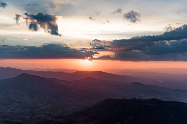 Mountain Valley auringonnousun aikana. Luonnollinen kesämaisema - Valokuva, kuva