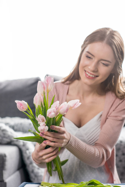 Frau mit frischen Blumen  - Foto, Bild