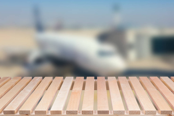puinen pöytä lentokone hämärtynyt tausta
 - Valokuva, kuva