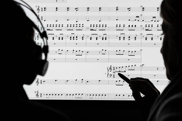 Gente editando composición musical en un ordenador
  - Foto, Imagen