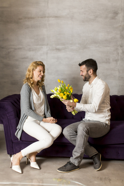 Muž dává dívkou kytice z tulipánů - Fotografie, Obrázek