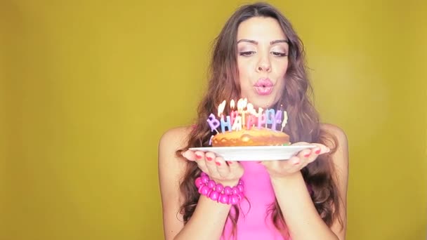 κορίτσι γενεθλίων με την τούρτα - Πλάνα, βίντεο