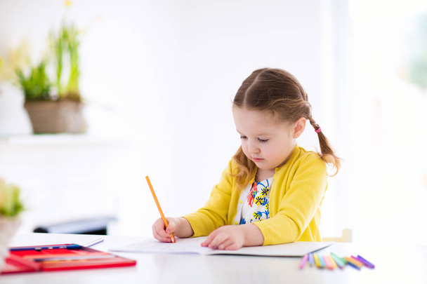 Gyerekek olvasni, írni és festeni. Gyerek csinál házi feladatot. - Fotó, kép
