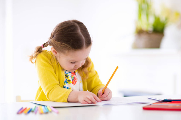 Çocuklar okuma, yazma ve boya. Ödev yapmak çocuk. - Fotoğraf, Görsel