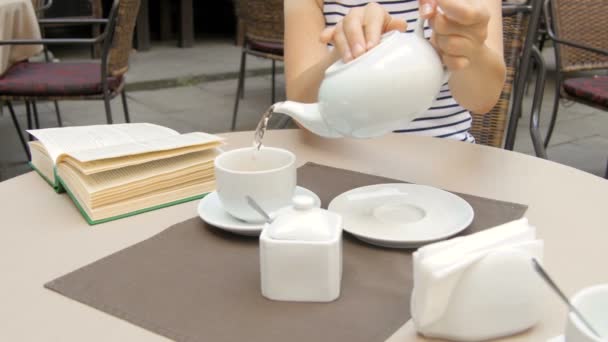vista laterale di un tè versante femminile
 - Filmati, video