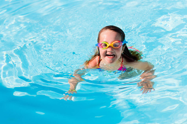 Dziecko nauki pływania w basenie - Zdjęcie, obraz