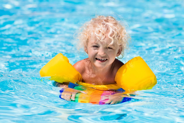 Kleiner Junge im Schwimmbad - Foto, Bild