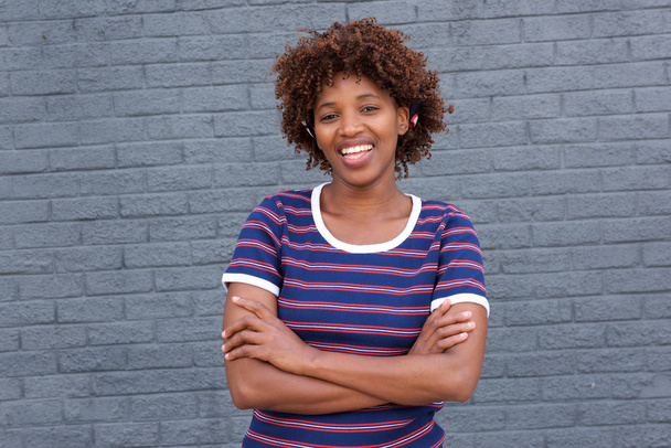 vrouw in gestreepte shirt glimlachen - Foto, afbeelding