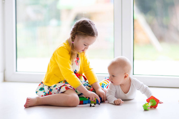 Brat siostra i dziecko grać z zabawkami bloki - Zdjęcie, obraz