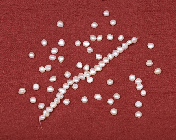 Perle di perle d'acqua dolce bianche naturali
 - Foto, immagini