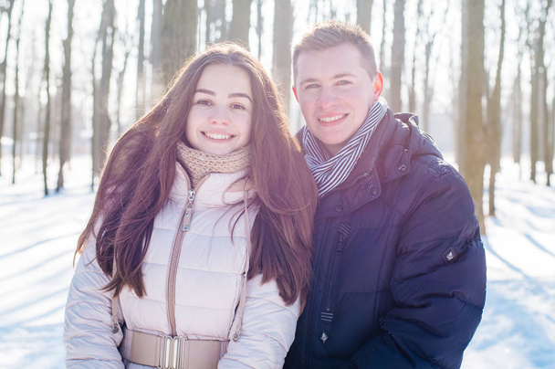 couple having fun in snowy park - Foto, Imagen