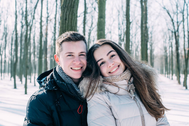 couple having fun in snowy park - Foto, Imagem