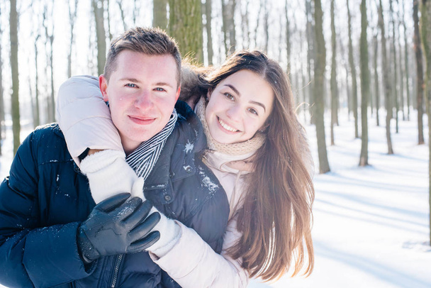 couple having fun in snowy park - Foto, Imagem