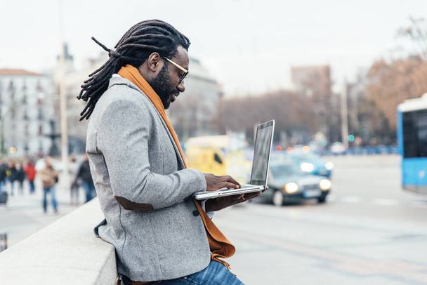 Businessman using his laptop in the Street. - Φωτογραφία, εικόνα