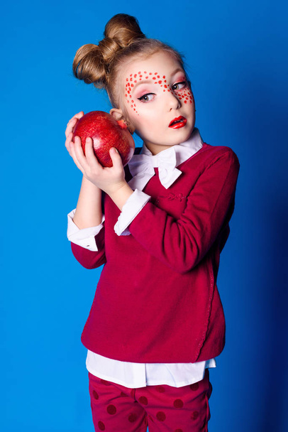 Girl with fruit - Zdjęcie, obraz