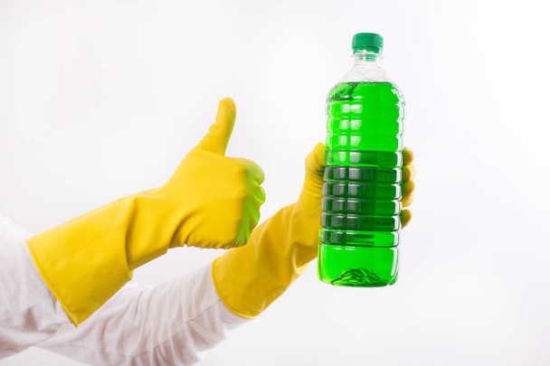 Женщина рекомендует чистящие средства
 - Фото, изображение