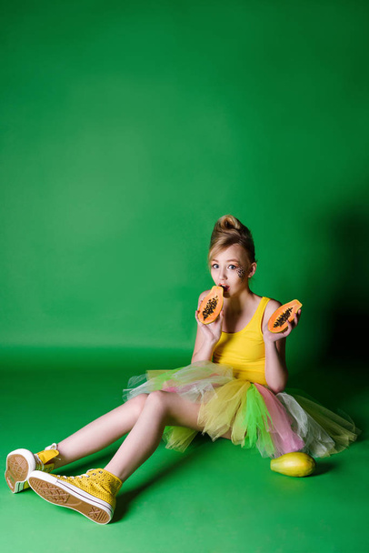 Girl with fruit - Fotó, kép
