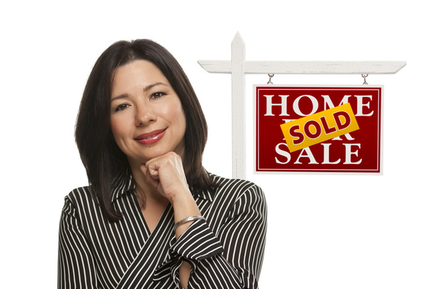 Mujer y se vende casa en venta Señal de bienes raíces aislado
 - Foto, Imagen