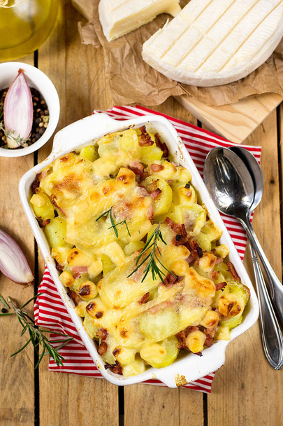 Французское блюдо Тартифлет с картошкой, сыром и беко
 - Фото, изображение