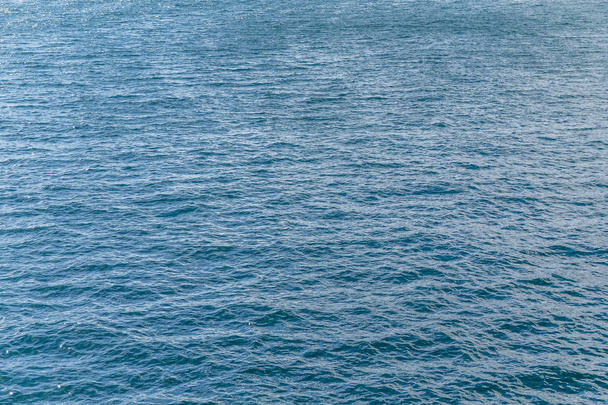 Θάλασσα μπλε επιφάνεια με τα κύματα - Φωτογραφία, εικόνα
