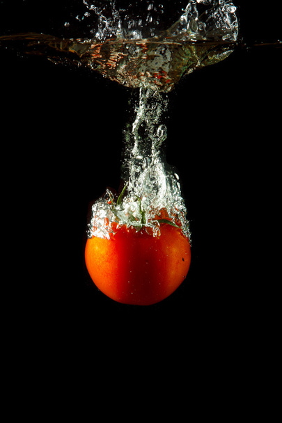 Fresh tomato under water - Foto, Imagem