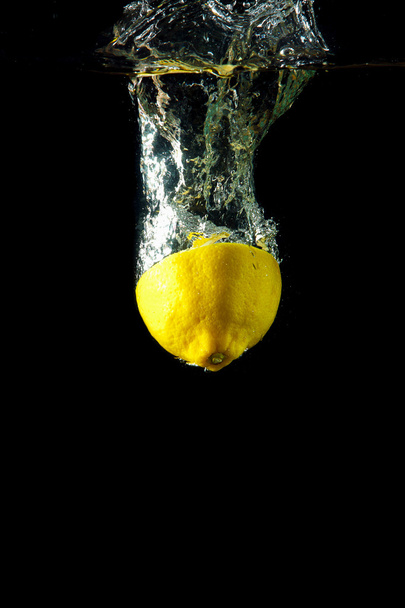 Fresh lemon under water - Foto, imagen