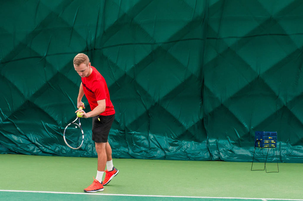 Tenis slouží profesionální tenisový hráč - Fotografie, Obrázek