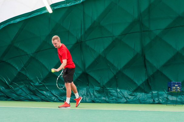 Τένις εξυπηρετεί από επαγγελματίας παίκτης του τένις - Φωτογραφία, εικόνα