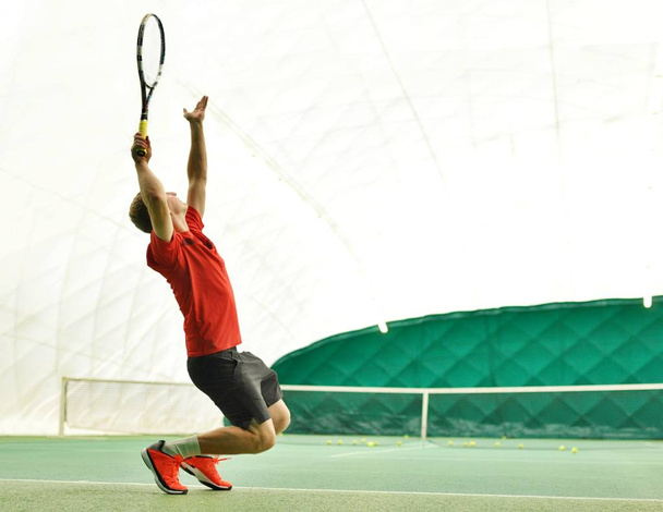 Tenisz szolgál a hivatásos teniszező - Fotó, kép