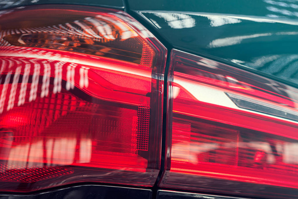 αντανακλάσεις του φωτός στους προβολείς του αυτοκινήτου, σημειώστε ρηχό βάθος πεδίου - Φωτογραφία, εικόνα
