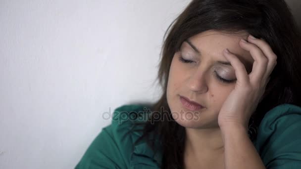 odrážející depresivní žena držící hlavu rukou - Záběry, video