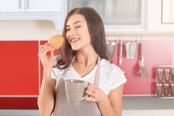 woman with tasty cookie - Foto, Imagem