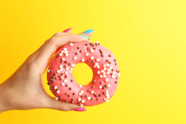 holding delicious donut - Foto, afbeelding