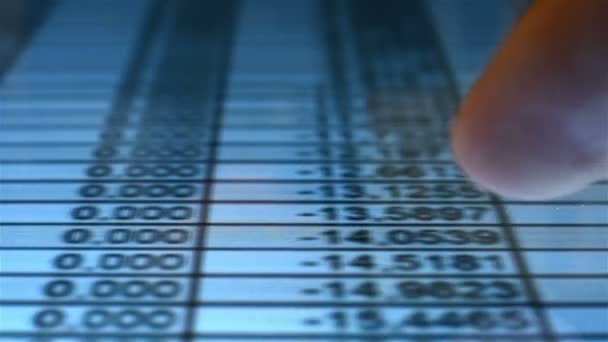 Kézi piaci adatok ellenőrzése érintőképernyős készülék. Közelről - Felvétel, videó