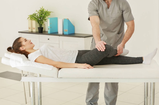Physiotherapist working with patient  - Foto, Bild