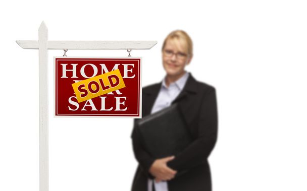 podnikatelka za prodaných domů na prodej nemovitostí znamení izolovat - Fotografie, Obrázek
