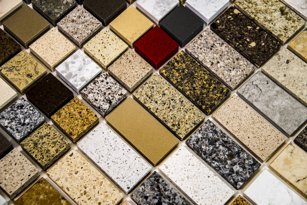 Barevné vzorky kamene v různých velikostech, které jsou používané jako kuchyň čítač desky. Žula, křemen a mramorové desky - Fotografie, Obrázek