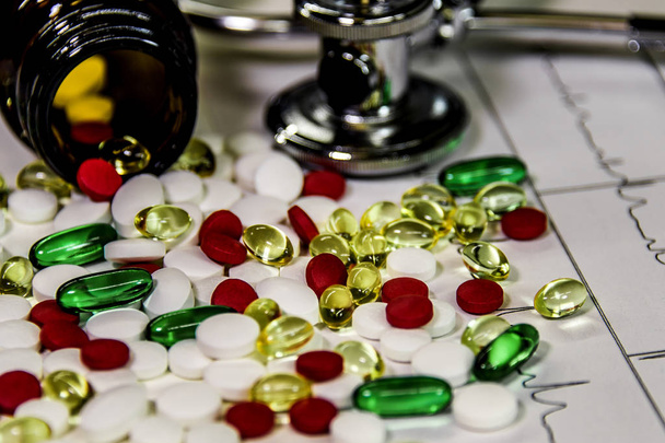 Πολλά πολύχρωμα φάρμακα και χάπια από πάνω - Φωτογραφία, εικόνα