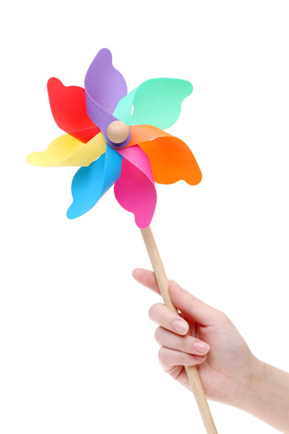 Mano sosteniendo pinwheel juguete colorido
  - Foto, Imagen