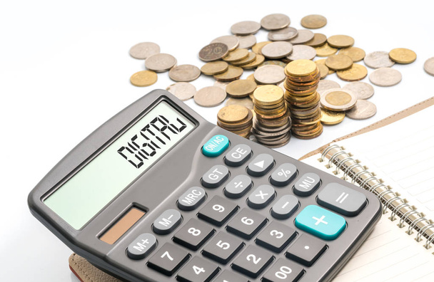 Munten en rekenmachine met financiële conceptuele tekst - Foto, afbeelding