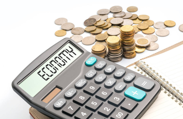 Monedas y calculadora con texto conceptual financiero
 - Foto, imagen